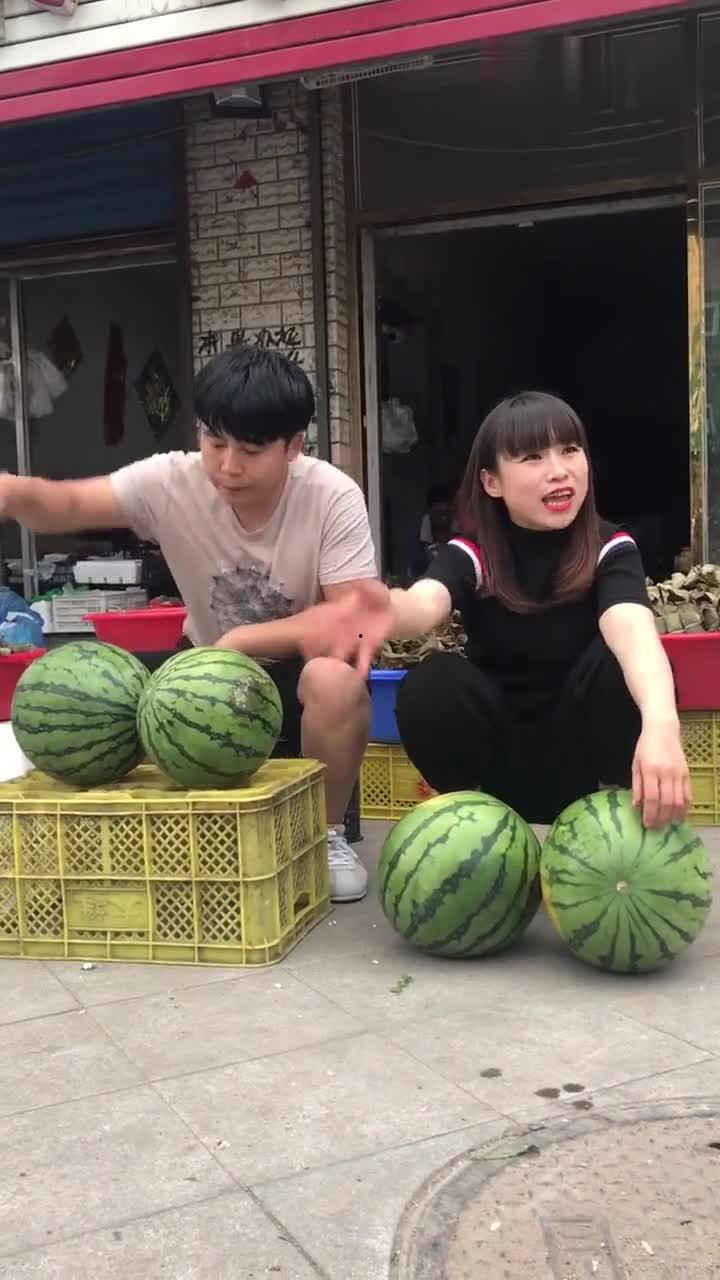 甘肃陇南女网红吃瓜,甘肃陇南女网红瓜田奇遇记