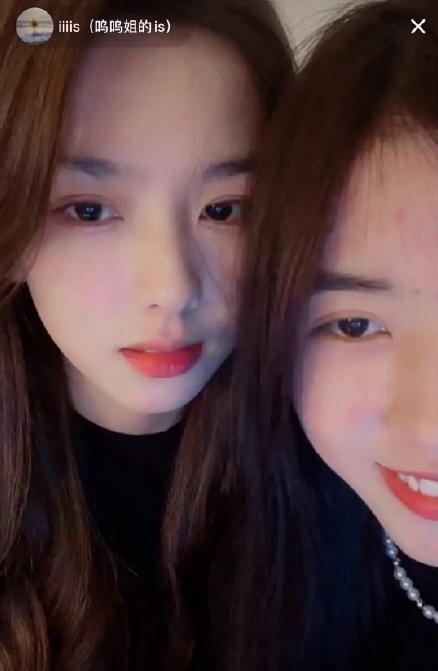 广州女网红跪地吃瓜是谁,广州女网红跪地吃瓜事件引发社会热议