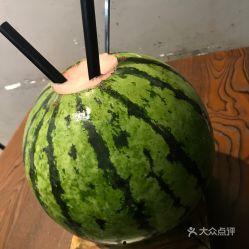 网红摆摊吃瓜图片