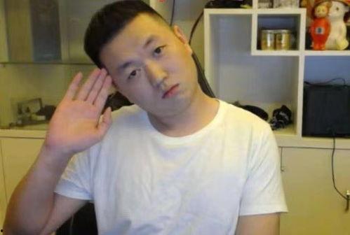 李村网红小哥哥吃瓜视频,带你领略美食与娱乐的完美融合