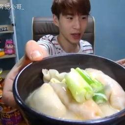 网红甜水面小哥吃瓜视频,趣味横生吃相引网友热议